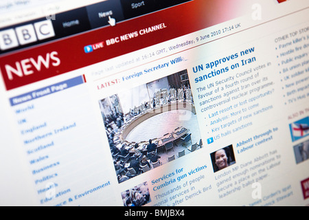 Close up of a computer monitor / screen showing the BBC News website Stock Photo