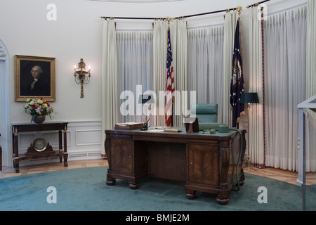 Replica of Oval Office during LBJ's term at Lyndon B Johnson library ...