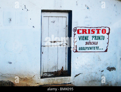 A sign painted on a house reads 'CHRIST IS COMING SOON - FIND HIM - REPENT', near Samana, Dominican Republic Stock Photo