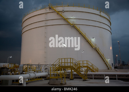 Petrochemical Oil Tank Farm tanks pipes industry Stock Photo