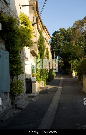 The sunny streets of the village of Menerbes in the Luberon, Vaucluse, Provence, France. Stock Photo