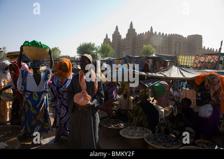 Mali, Djenne. Monday Market with the Great Mosque in the background Stock Photo