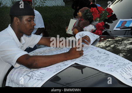 young man leaves a memorial message for Md State Trooper Wesley Brown who was gunned down in a parking lot of a restaurant Stock Photo