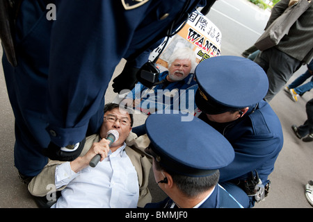 Japanese right-winger, clashes with police outside the trial of Sea Shepherd member, Tokyo, Japan. Stock Photo