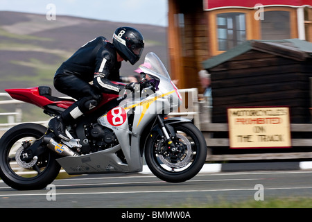 Guy Martin, 2010 Isle of Man TT at the Bungalow just passing over the tram lines during the superstock race Stock Photo