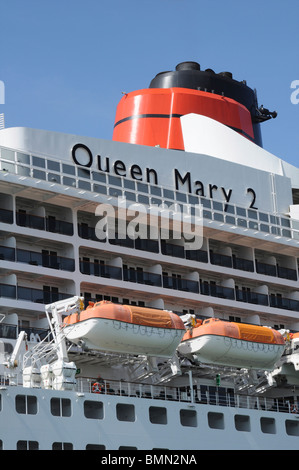 RMS Queen Mary 2 of the Cunard fleet moored at Southampton Docks, Hampshire, England, UK Stock Photo