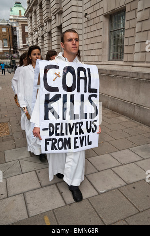Christian Aid Choir says Coal Kills - Climate Chaos Coalition (CCC)  at Department of Energy and Climate Change Stock Photo