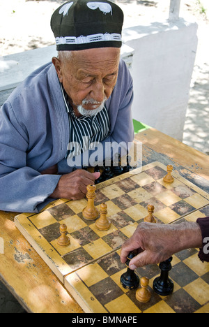 Uzbek man playing chess, Samarcand, Uzbekistan, Asia. Stock Photo