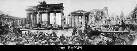 SOVIET TROOPS at the Brandenberg Gate listen to General Chuikov at left whose tanks were first to enter Berlin in April 1945 Stock Photo