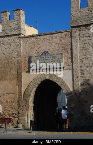 The battlements and town gate (Puerta de Jerez), Tarifa, Costa de la Luz, Cadiz Province, Andalucia, Spain, Western Europe. Stock Photo