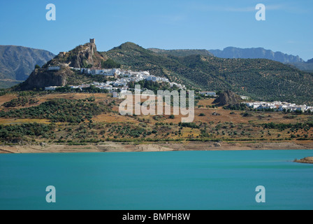 View of whitewashed village (pueblo blanco) and lake (embalse de Zahara), Zahara de la Sierra, Cadiz Province, Andalucia, Spain. Stock Photo