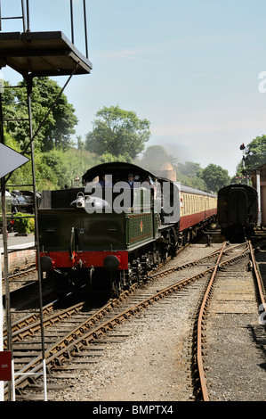 GWR 7800 Class 7812 Erlestoke Manor steam locomotive pulling coaches into Bewdley Station Stock Photo