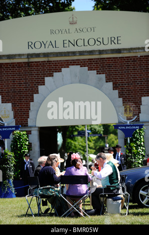Race goers picnic in the carpark during day two of Royal Ascot 2010 Stock Photo
