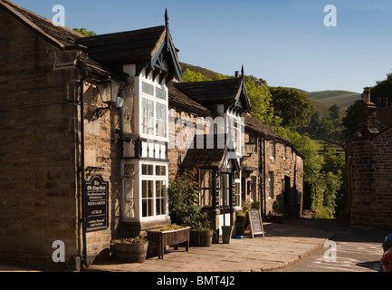 UK, Derbyshire, Edale, The Old Nag’s Head pub, official starting point of the Pennine Way long distance path Stock Photo