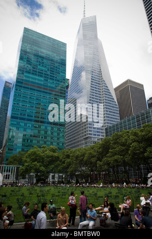 The former Verizon building (L) and the Bank of America Tower (R) next to Bryant Park in New York Stock Photo