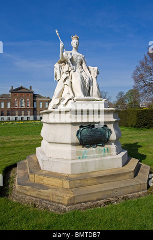 Queen Victoria Statue, Kensington Palace, London, Saturday, April 10, 2010. Stock Photo