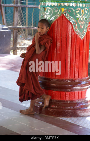 Myanmar Bago Shwemawdaw Paya (Golden God Temple) Children in the temple Stock Photo