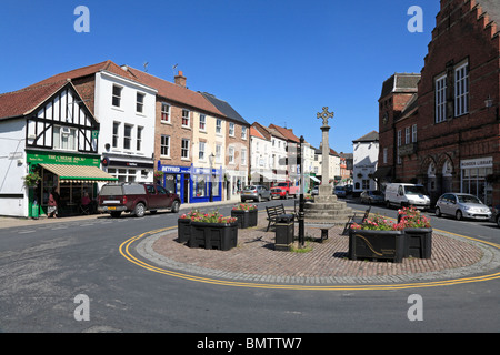 Howden Market Cross and shops in Market Place, Howden, East Riding of Yorkshire, England, UK, Stock Photo