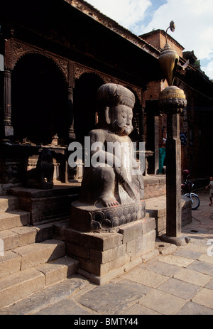 Statue of the Malla wrestlers guarding the Hindu Dattatraya Temple of Tuachupal Tole in the UNESCO city of Bhaktapur- Nepal. Stock Photo