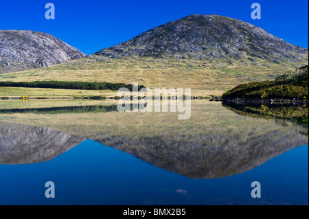 Early morning at Lough Shindilla, near Maam Cross, Connemara, Co Galway, Ireland, with the Maumturk Mountains in the background Stock Photo