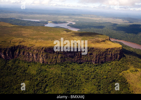 VENEZUELA /GUAYANA /NATIONAL PARK CANAIMA /Tepui mountain surrounded by a forest and a river shoot from above Stock Photo