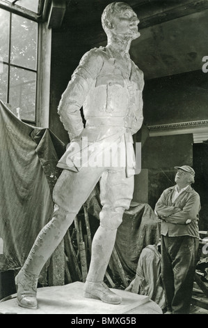 JACOB EPSTEIN (1880-1959) British sculptor in 1955 with model for sculpture of Jan Smuts to be erected in Parliament Square Stock Photo