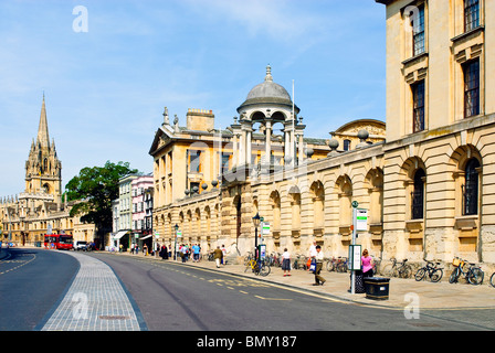 High Street, Oxford, England, showing Queen's College and the University Church of St Mary Stock Photo