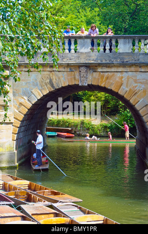 Punting on the River Cherwell by Magdalen Bridge, Oxford, England Stock Photo
