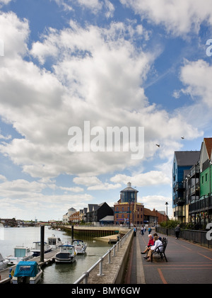 People sitting on a bench overlooking the River Arun at Littlehampton in West Sussex.  Photo by Gordon Scammell Stock Photo
