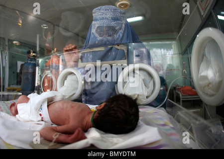 Afghan women and girls wearing a burqa in Kabul Stock Photo