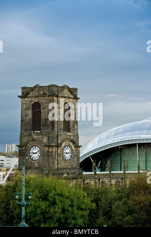 he Sage, Gateshead. Live music venue and centre for musical education with Gateshead Visitor Centre in foreground.