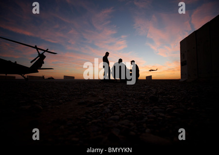 Tikrit, Iraq - A UH-60 Black Hawk crew carry out a mission brief at sunset. Stock Photo