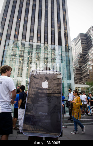 People line up to buy iPhone Duo handsets at an Apple Store in Hangzhou ...