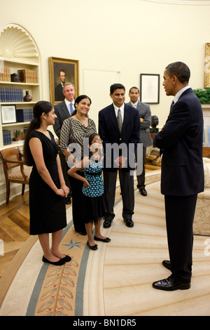 President Barack Obama greets Kavya Shivashankar, left, the 2009 Scripps Spelling Bee winner, and her family in the Oval Office Stock Photo