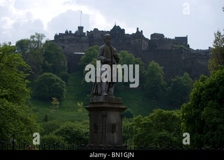 Statue of the artist Allan Ramsay in Princes Street Gardens, Edinburgh, Scotland with the Castle in the background. Stock Photo