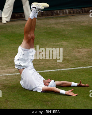 JOHN ISNER WINS 70-68 WIMBLEDON 2010 WIMBLEDON LONDON ENGLAND 24 June 2010 Stock Photo