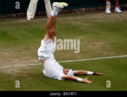 JOHN ISNER WINS 70-68 WIMBLEDON 2010 WIMBLEDON LONDON ENGLAND 24 June 2010 Stock Photo