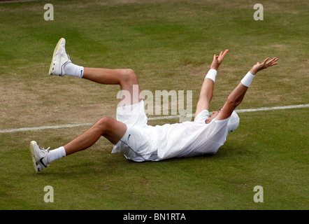 JOHN ISNER WINS 70-68 WIMBLEDON 2010 WIMBLEDON LONDON ENGLAND 24 June 2010 Stock Photo