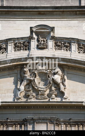 Stone statues of Queen Victoria and Prince Albert on the exterior of the V&A Museum in South Kensington, London 2010