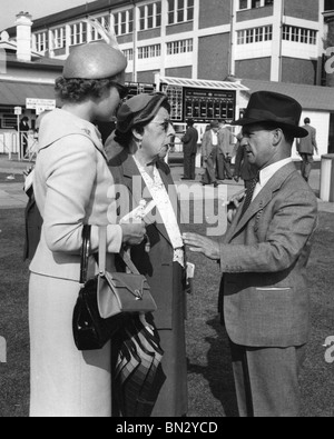 SIR GORDON RICHARDS (1904-1986) English champion jockey chats to racegoers about 1960. Photo Lewis Gale Stock Photo