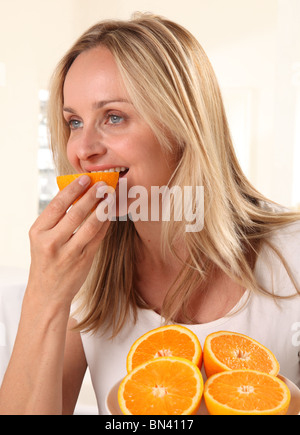 https://l450v.alamy.com/450v/bn4117/woman-eating-oranges-bn4117.jpg