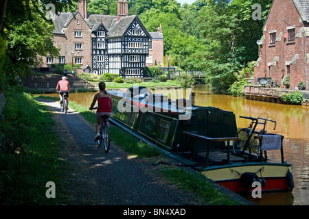 The Packet House ( Grade ll  19th century listed building) and Bridgewater Canal, Worsley, Salford, Greater Manchester, UK Stock Photo