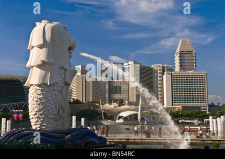 Merlion statue and SunTec City skyline Singapore Stock Photo