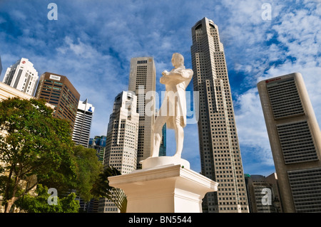 Sir Stamford Raffles statue and Central Business District Singapore Stock Photo