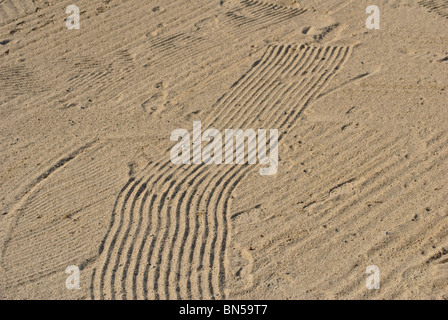 White Sand Rake Pattern Sand Trap rake pattern in the sand Stock Photo - Alamy