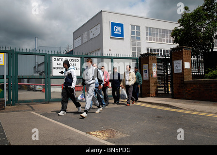 Cleaners leaving the GM Vauxhall factory in Luton, Beds Stock Photo
