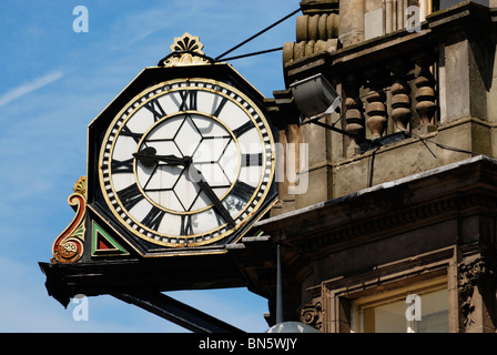 Ornate clock on the Vines public house on Lime Street in Liverpool opened by Albert Vines in 1867 Stock Photo