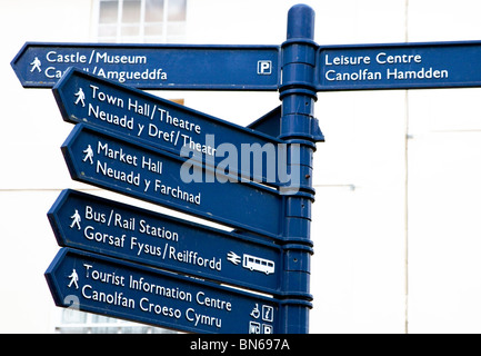 Sign in English and Welsh in Abergavenny, Gwent Stock Photo