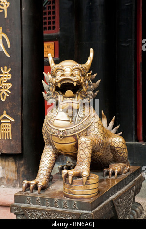 Golden dragon statue at (Buddhist) Wenshu Temple in Chengdu, China. Stock Photo