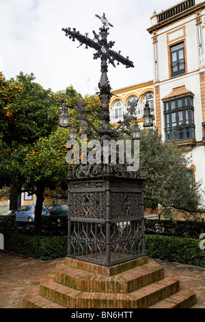 Plaza de Santa Cruz and the Cruz de la Cerrajería ('Locksmith's Cross') with orange trees. Seville / Sevilla. Spain. Stock Photo